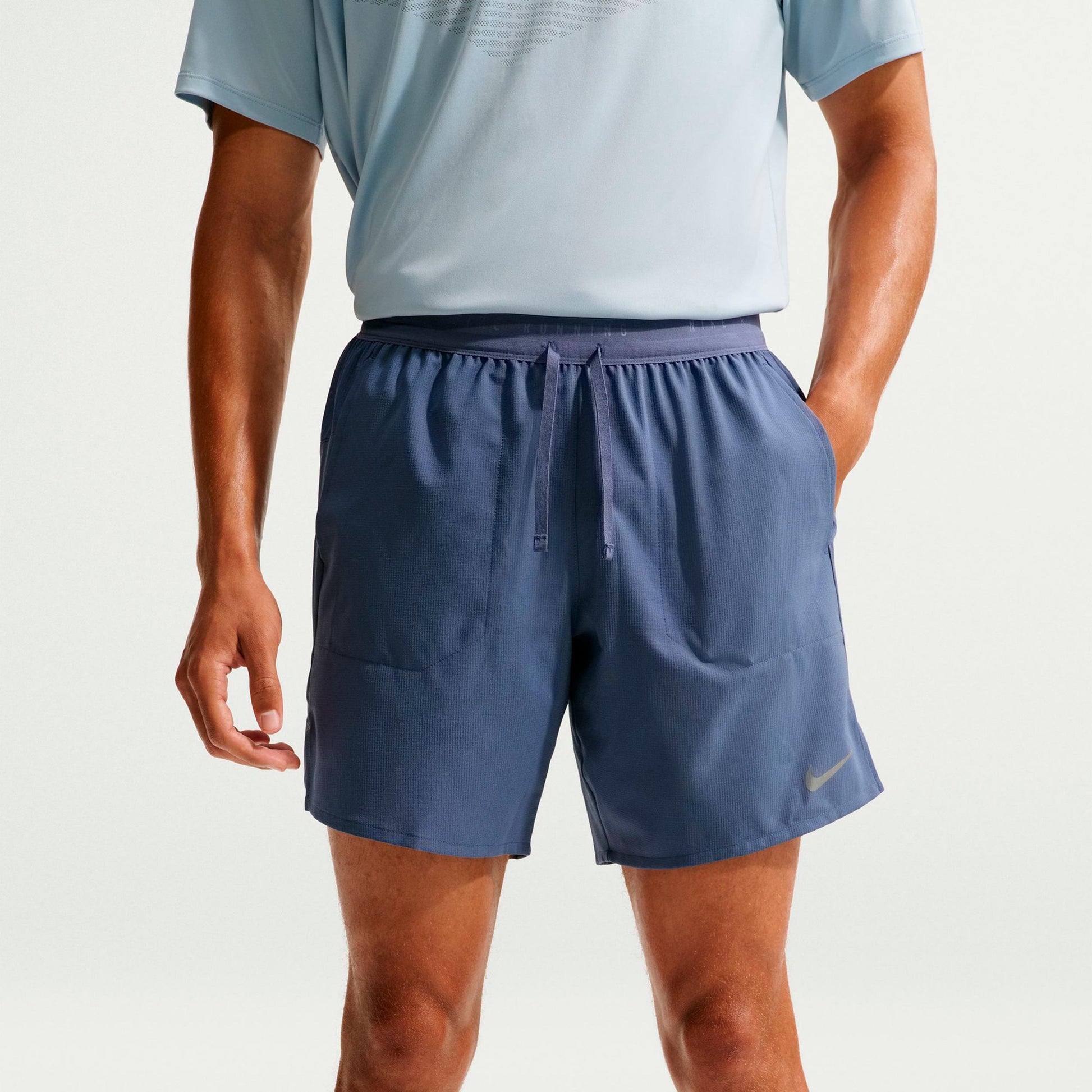 Nike Stride 7in  Laufshorts Herren - blau, silber