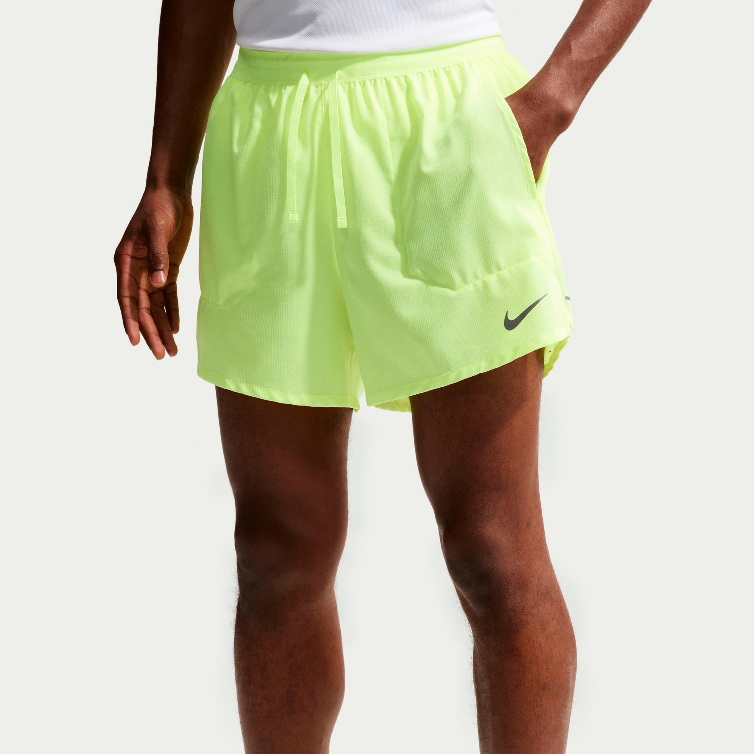 Nike STRIDE 5IN  Laufshorts Herren - neongelb, silber