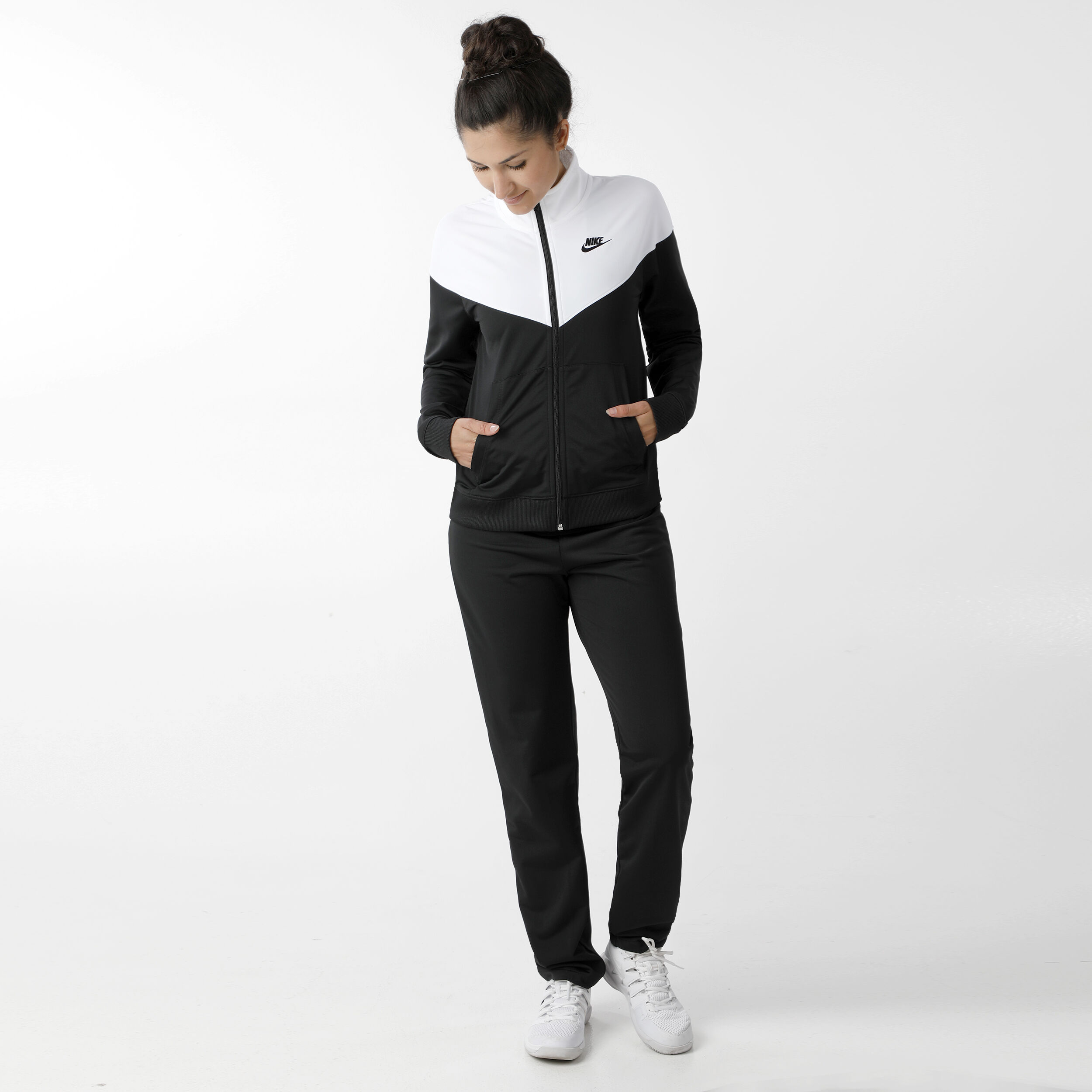 Nike Sportswear Trainingsanzug Damen Schwarz WeiB online kaufen Tennis Point AT